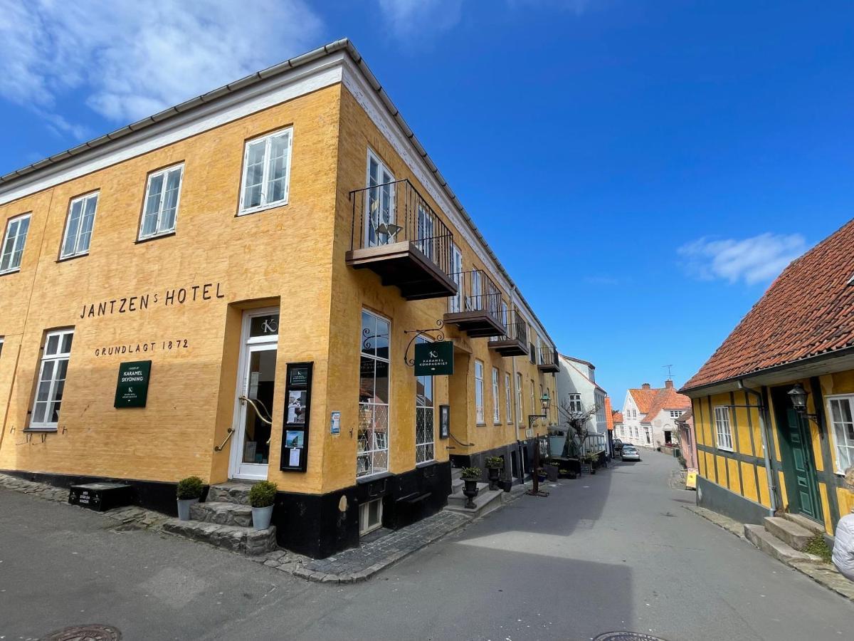 Jantzens Hotel Gudhjem Exterior foto